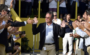 Haie d'honneur pour Bernard Hinault, à l'issue du Tour de France 2016.