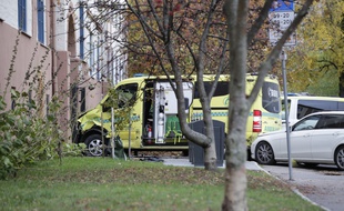 L'ambulance volé à Oslo, en Norvège, a fini sa course dans le portail d'une maison, le 22 octobre 2019.