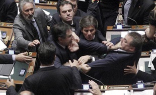 Deux élus italiens se battent lors d'une session au Parlement, le 26 octobre 2011.