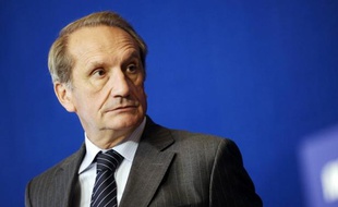 Gérard Longuet a jugé mercredi que son collègue du gouvernement François Baroin devrait présenter des excuses après avoir usé du mot "effraction" contre les élus socialistes, un terme qui n'était "pas le plus pertinent", selon le ministre de la Défense.