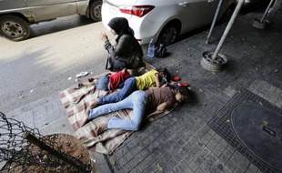 Une femme syrienne et ses enfants dans une rue de Beyrouth, au Liban, le 29 août 2014