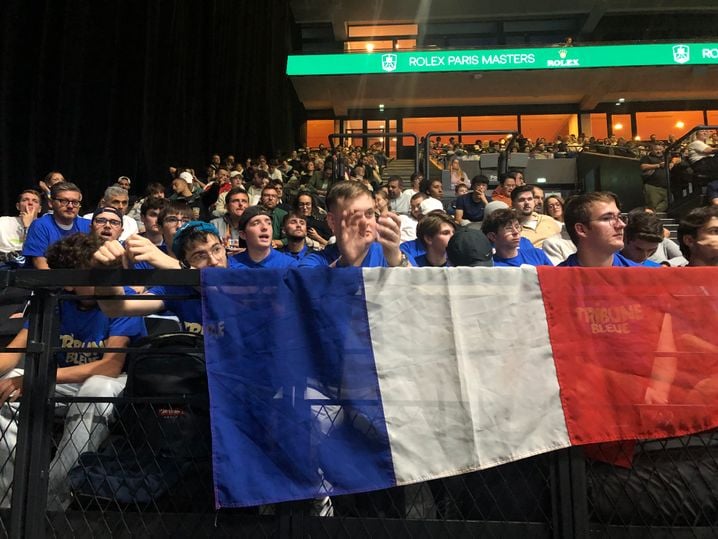 Des chants, des clappings, de l'ambiance. La Tribune Bleue a vite pris ses marques à La Défense