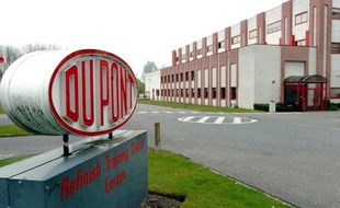 Le logo de DuPont à Mechelen en Belgique le 13 avril 2004