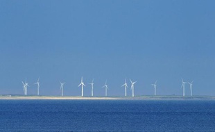 Une ferme éolienne sur la côte irlandaise.