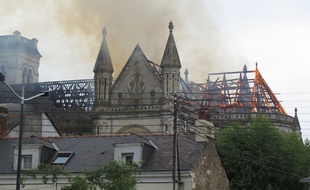La basilique Saint-Donatien en feu.