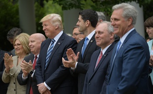 Le président américain Donald Trump avec à ses côtés le président de la Chambre des représentants, Paul Ryan, célèbrent leur victoire contre l'Obamacare dans la roseraie de la Maison Blanche, le 4 mai 2017.