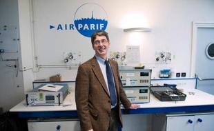 Le président d'Airparif Jean-Félix Bernard dans un laboratoire au siège de l'association à Paris, le 15 mars 2014