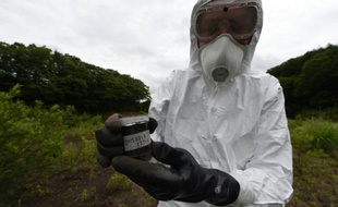 Un expert nucléaire de Greenpeace, Jan Vande Putte recueille des échantillons de terre dans le village de Iitate, qui s'est trouvé dans le sillage du nuage radioactif de Fukushima