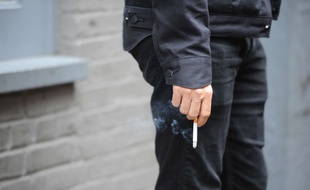La ville de Strasbourg compte sous peu verbaliser les fumeurs qui jettent leurs mégots par terre. Illustration