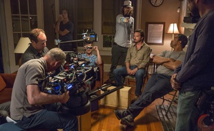 Ray McKinnon (avec une casquette) sur le tournage de la saison 4 de Rectify