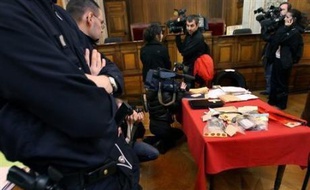Jean-Claude Vaze, qui comparaît devant les Assises du Rhône depuis mardi avec son amante Dominique Jochimec pour l'assassinat du vieux mari de cette dernière, dont ils voulaient s'approprier la fortune, a été décrit mercredi comme un "manipulateur" invétéré.