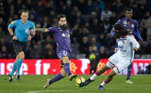Le Toulousain Jimmy Durmaz face au Lyonnais Jason Denayer, le 16 janvier 2019 au Stadium de Toulouse.