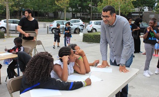 Rachid Santaki détend les jeunes qui participent à la Dictée des cités à Saint-Denis.