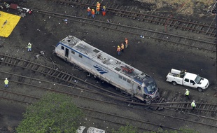 Un des wagons du train qui a déraillé à Philadelphie le 13 mai 2015