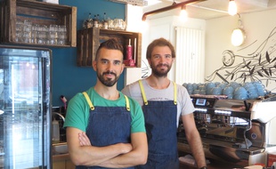 Strasbourg, le 1er septembre 2015 - Le café associatif Oh My Goodness!. Arnaud Schrodi à l'initiative du projet et Andrew, barrista