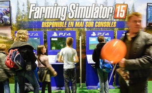 Fans de tracteurs, agriculteurs ou simples curieux, une foule se presse au Salon de l'Agriculture pour tester Farming Simulator