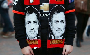 Les supporters de Manchester United arborent déjà des écharpes à l'effigie de José Mourinho, comme ici avant la rencontre contre Chelsea.