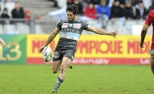Maxime Machenaud s'apprête à dégager son camp face au Munster, le samedi 13 octobre 2012 à Paris..