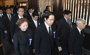 Des membres du Parlement japonais au sanctuaire Yasukuni, à Tokyo, le 5 décembre 2017.
