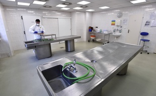 Une salle pour des autopsies dans un hôpital (illustration).
