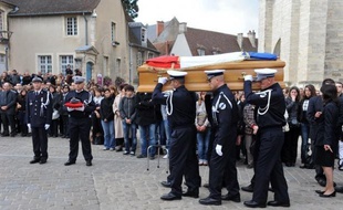 Le rapport d'expertise psychiatrique concernant le meurtrier présumé d'une jeune policière tuée en octobre dernier à Bourges d'un coup de sabre japonais conclut à "une abolition du discernement", a-t-on appris lundi auprès du procureur de la République.