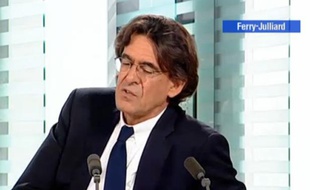 Capture d'écran d'une vidéo de LCI dans laquelle Luc Ferry s'explique sur ses déclarations concernant la partouze pédophile d'un ancien ministre.