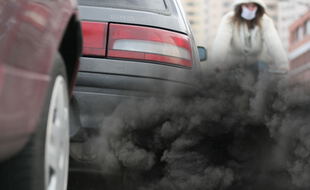 Voiture pot d'echappement pollution fumee.