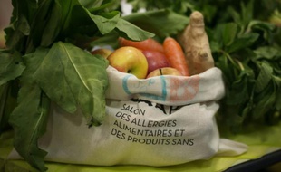 Un sac de fruits présenté le 8 avril 2016 au "Salon des allergies alimentaires et des produits sans" porte de Versailles à Paris