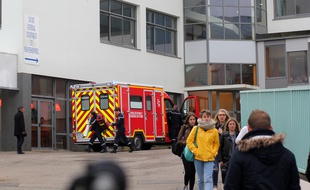 Des élèves du lycée Saint-Joseph de Concarneau, le 23 mars 2017. Trois élèves de l'établissement ont été blessés dans l'attaque terroriste à Londres.