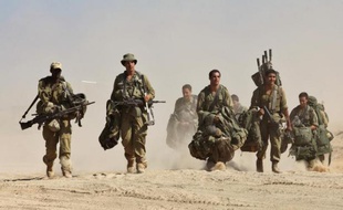 Des soldats israéliens se redéploient près de la frontière avec la bande de Gaza le 4 août 2014