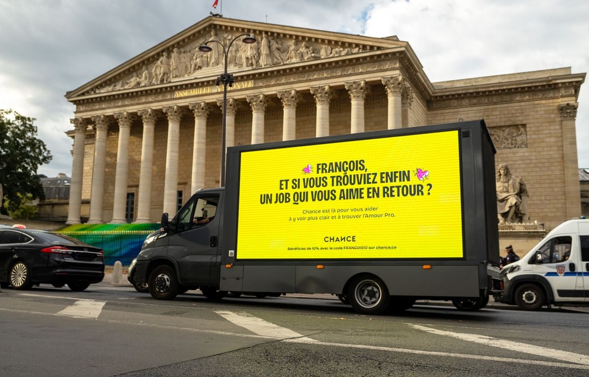 Vote de confiance : Une marque trolle François Bayrou jusque devant l'Assemblée nationale