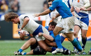 France's Dimitri Szarzewski (L) is tackled by Italy's Martin Castrogiovanni during their Six Nations rugby match at the Stade de France stadium in Saint Denis, near Paris March 9, 2008. REUTERS/Charles Platiau (FRANCE)
