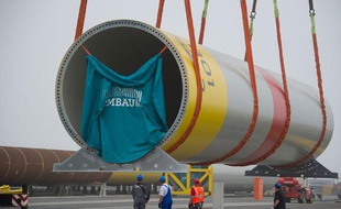 Section d'une éolienne off shore en installation au port de Cuxhaven