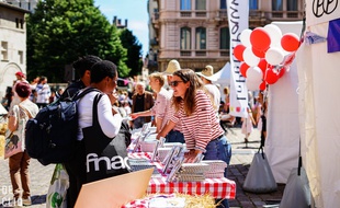 Des étudiants de l'EM Lyon ici en 2019 en pleine distribution d'un précédent numéro du Petit Paumé.