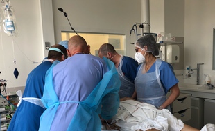 Des soignants dans une cellule Covid à Marseille