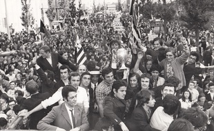 Les joueurs rennais défilent sur l'avenue Janvier avec la Coupe de France 1971, acclamés par une foule en liesse.