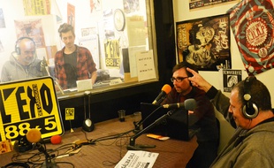 Dans les studios de la radio associative L'Eko des Garrigues.