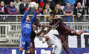 Rémi Vercoutre assure sa prise de balle face à Valenciennes, le 1er septembre 2012 à Lyon.
