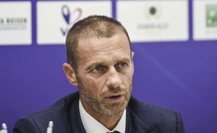 Le président de l'UEFA Aleksander Ceferin, en conférence de presse, le 17 août 2017 au Kosovo.