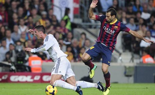 Cristiano Ronaldo (Real Madrid), bousculé par Javier Mascherano (FC Barcelone), le 26 octobre 2013 au Camp Nou.