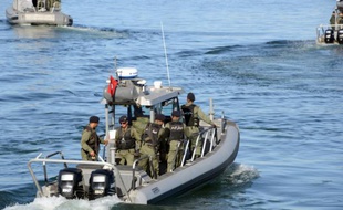 Des renforts policiers en route vers l'île tunisienne de Kerkennah, le 15 avril 2016