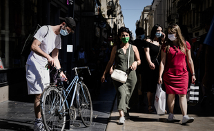 Des piétons et un cycliste dans les rues de Bordeaux.