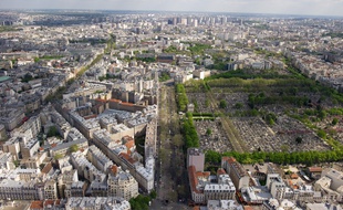Vue de Paris et de la région parisienne depuis la tour Montparnasse. (Illustration)