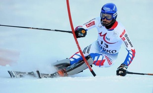 Le champion du monde de slalom, Jean-Baptiste Grange, n'a pas été au bout de sa rentrée en enfourchant mercredi en fin de première manche du slalom d'Oberrigen (nord-est de l'Italie), comptant pour la Coupe d'Europe de ski alpin.