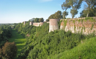 Montreuil-sur-Mer et ses remparts.