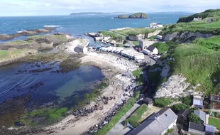 Un drone vole au-dessus d'un lieu de tournage de la saison 6 de Game of Thrones.