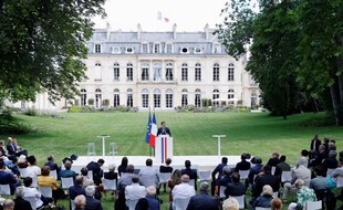 Emmanuel Macron s'adresse aux 150 membres de la Convention citoyenne pour le climat dans les jardins de l'Elysée, le 29 juin 2020.