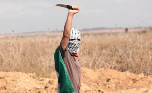 Un manifestant palestinien brandit un couteau lors de heurts avec l'armée israélienne vendredi 9 octobre dans la ville de Gaza.