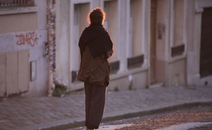 Une femme à Paris, le 25 mars 2020.