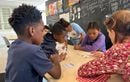 À Lyon, des enfants préparent leur rentrée scolaire avec une association